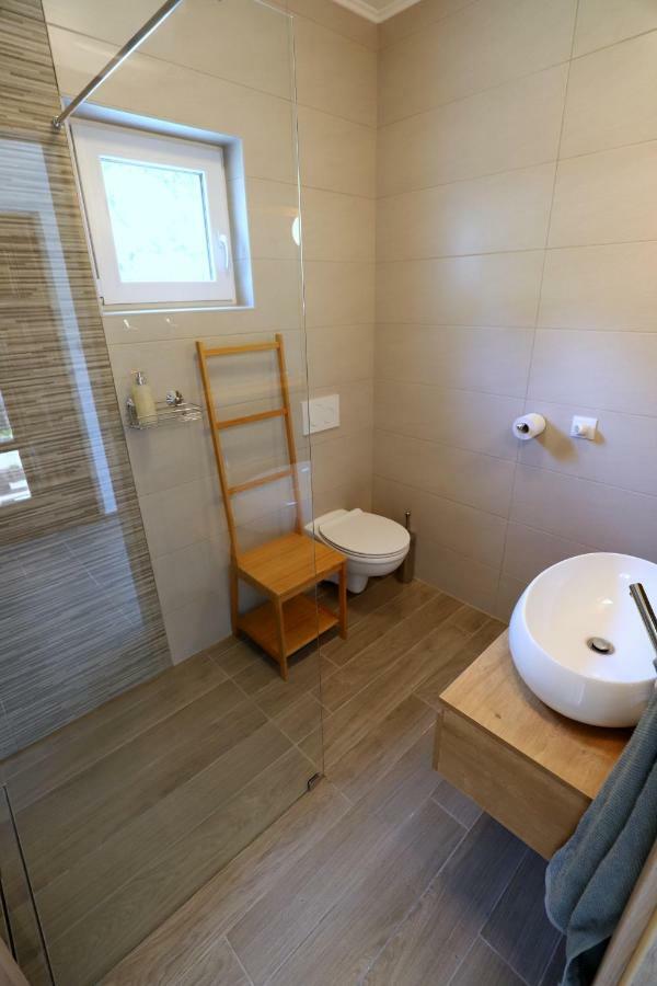 Adventure Cottage With Pool And Big Garden ブレッド エクステリア 写真